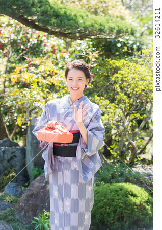 Kimono women with gifts 32614211