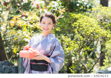 和服婦女與禮物 32614213