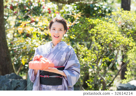 和服婦女與禮物 32614214