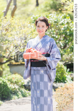Kimono women with gifts 32614233