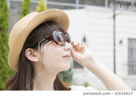 Young lady playing sunglasses Young lady playing sunglasses 32616027
