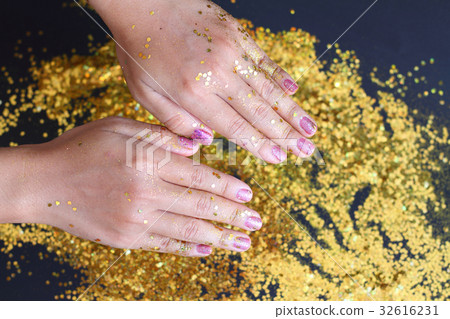 Hand gold glitter and gold and black background Hand gold glitter and gold and black background 32616231
