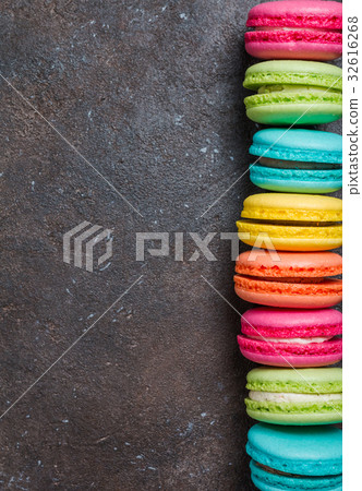 Colorful sweet macaroons 32616268