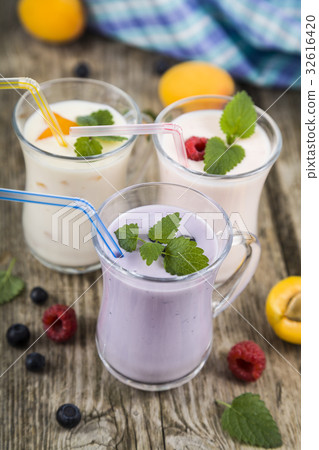 Smoothies with fresh berries on a wooden table 32616420