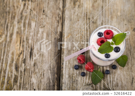 Smoothie with blueberries and raspberries Smoothie with blueberries and raspberries 32616422