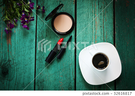 Glamour girls morning. Make-up and coffee 32616817