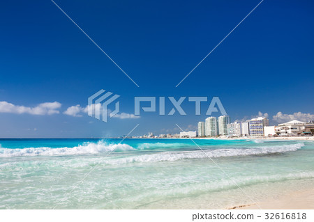Caribbean sandy beach Caribbean sandy beach 32616818