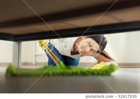 woman cleaning floor 32617830