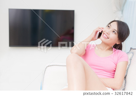 woman talk on phone woman talk on phone 32617842