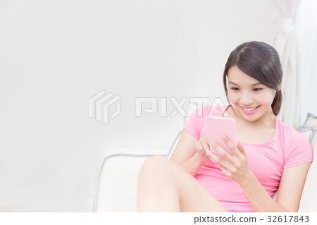 woman use phone woman use phone 32617843