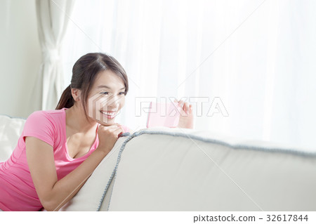 woman selfie happily woman selfie happily 32617844