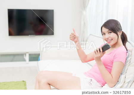 woman watch tv 32617850