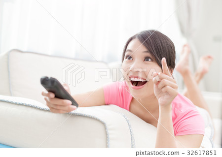 woman watch tv 32617851
