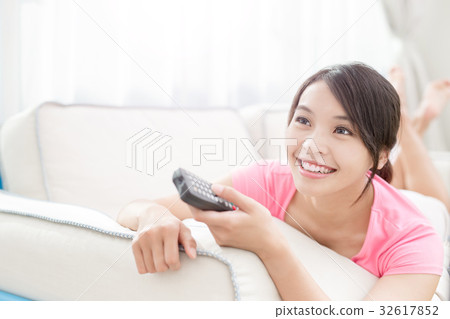 woman watch tv woman watch tv 32617852