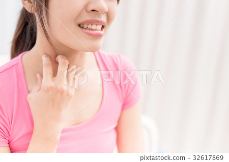 woman with itchy skin 32617869