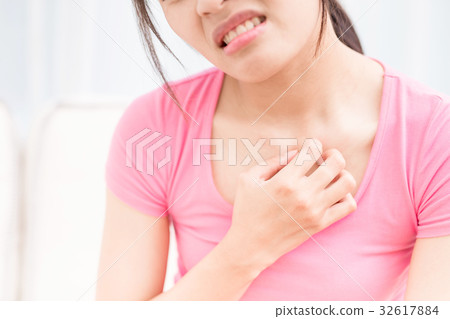 woman with itchy skin woman with itchy skin 32617884