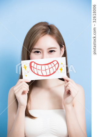 woman take cute tooth woman take cute tooth 32618006
