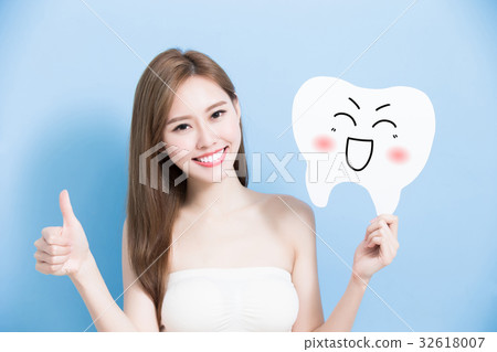 woman take cute tooth woman take cute tooth 32618007