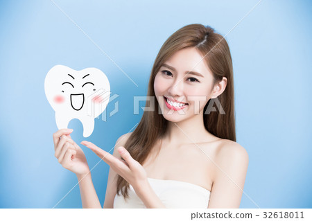 woman take cute tooth woman take cute tooth 32618011