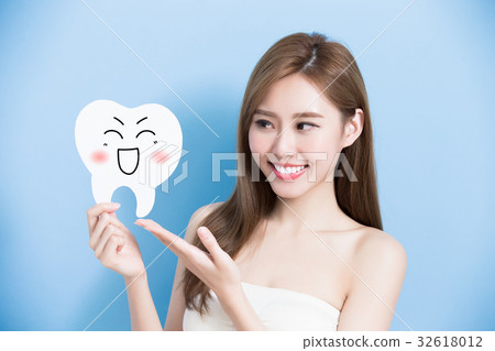 woman take cute tooth woman take cute tooth 32618012