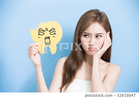 woman take decay tooth 32618047