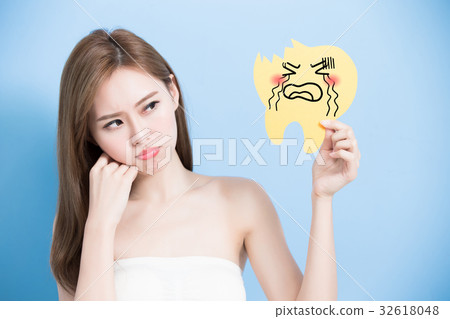 woman take decay tooth 32618048
