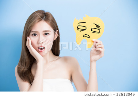 woman take decay tooth woman take decay tooth 32618049