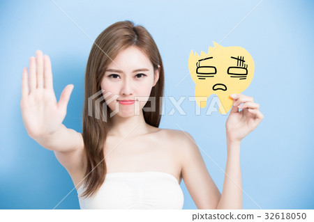 woman take decay tooth 32618050