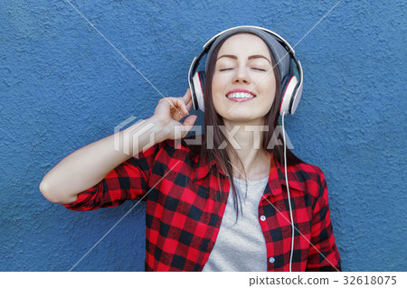 hipster girl listening music 32618075