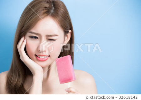 woman take popsicle 32618142