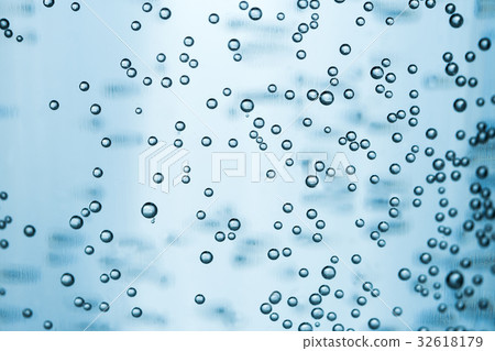 Sparkling water in glass 32618179