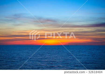 Beautiful sea sunset with clouds and sky 32618484
