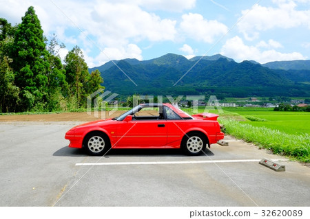 紅色跑車和山 32620089