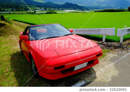 與紅色跑車的農村場面 32620091