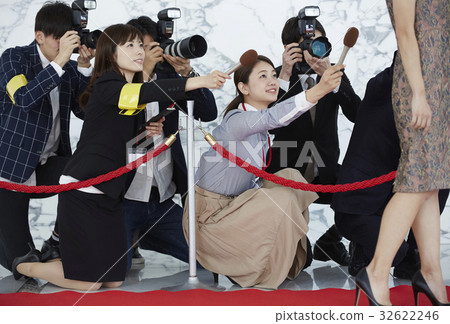 報導報導一位女演員走在紅地毯上 32622246