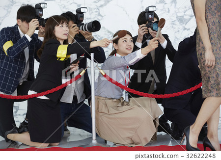 報導報導一位女演員走在紅地毯上 32622248