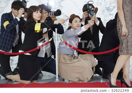 報導報導一位女演員走在紅地毯上 32622249