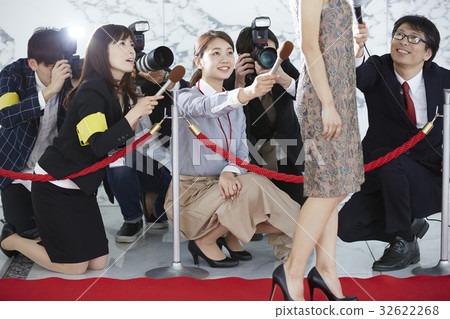報導報導一位女演員走在紅地毯上 32622268