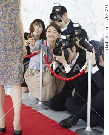 報導報導一位女演員走在紅地毯上 32622271