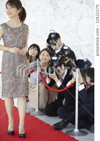 報導報導一位女演員走在紅地毯上 報導報導一位女演員走在紅地毯上 32622279