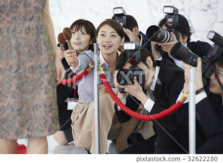 報導報導一位女演員走在紅地毯上 報導報導一位女演員走在紅地毯上 32622280