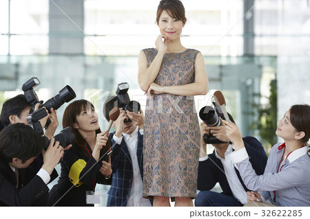 記者圍繞這位女演員 32622285