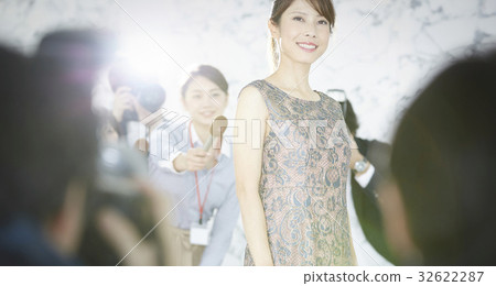 記者圍繞這位女演員 記者圍繞這位女演員 32622287