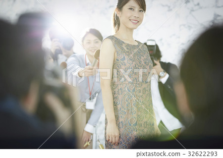 Reporters surrounding the actress Reporters surrounding the actress 32622293