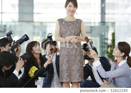 記者圍繞這位女演員 32622295