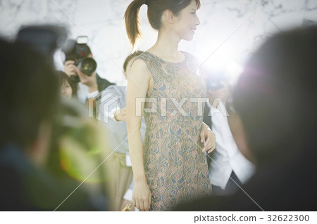 記者圍繞這位女演員 記者圍繞這位女演員 32622300