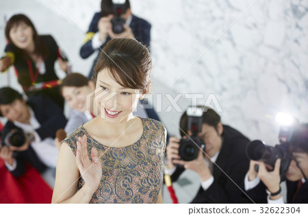 報導報導一位女演員走在紅地毯上 32622304