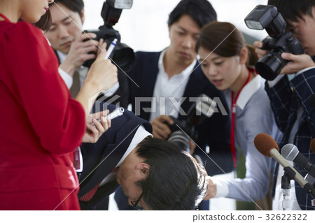 Reporters covering the apology interview 32622322
