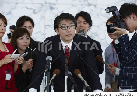 Reporters covering the apology interview 32622323