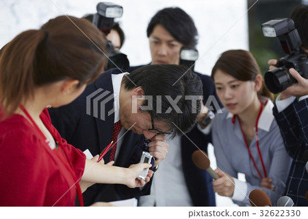Reporters covering the apology interview 32622330